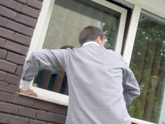 Poliţiştii din Eforie au prins doi tineri care au spart o locuinţă